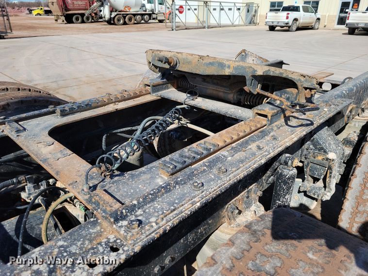 image for item NB9852 1997 Ford L9000 semi truck