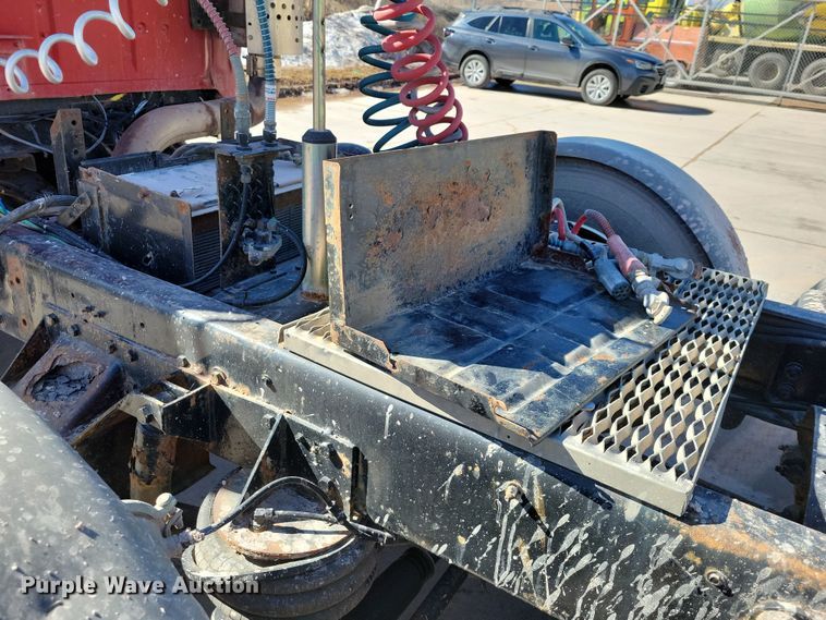 image for item NB9852 1997 Ford L9000 semi truck