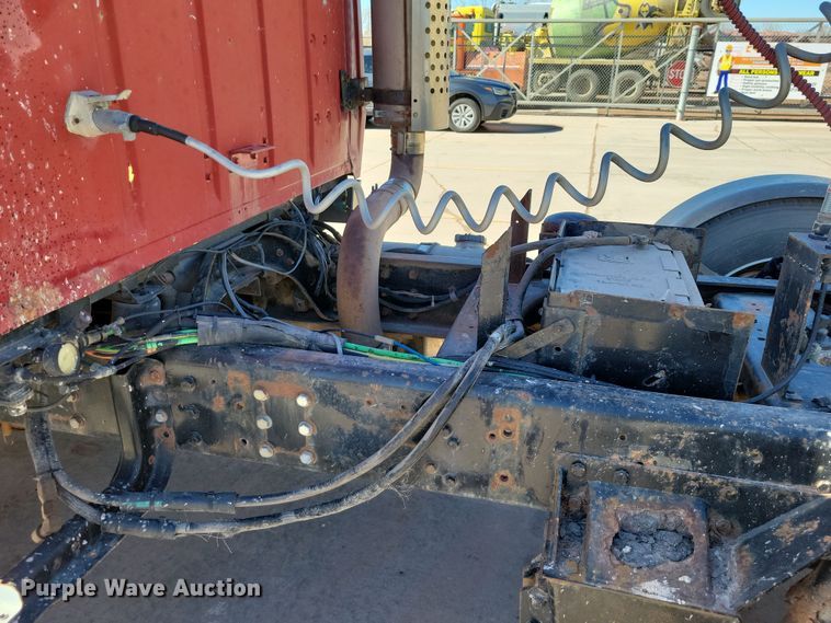 image for item NB9852 1997 Ford L9000 semi truck