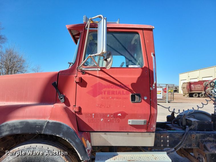 image for item NB9852 1997 Ford L9000 semi truck