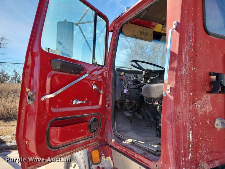 image for item NB9852 1997 Ford L9000 semi truck