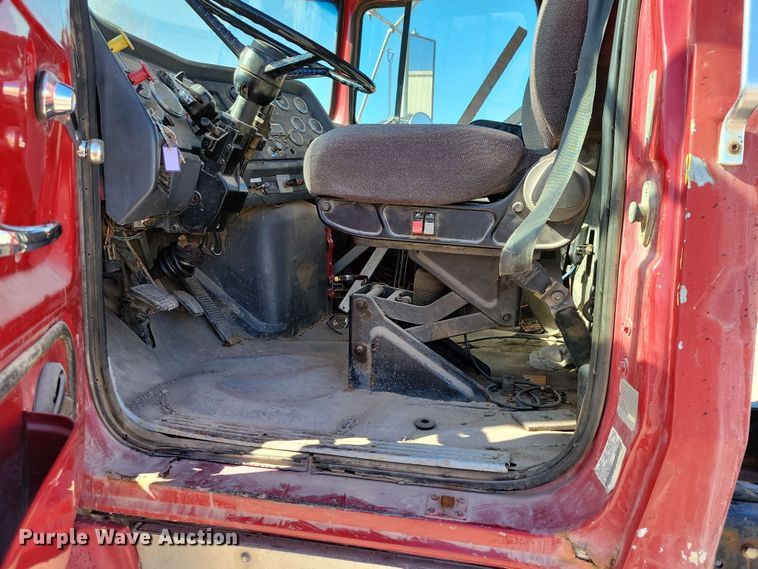 image for item NB9852 1997 Ford L9000 semi truck