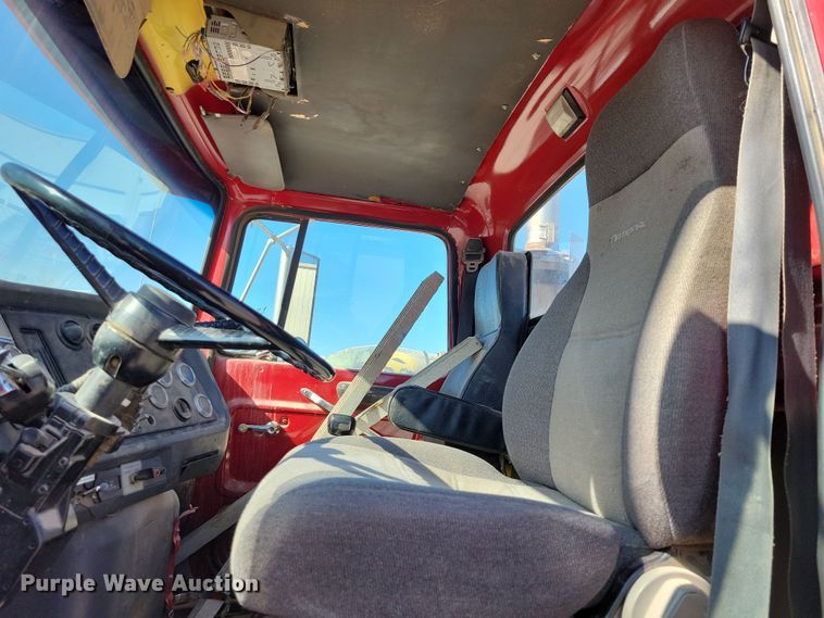 image for item NB9852 1997 Ford L9000 semi truck