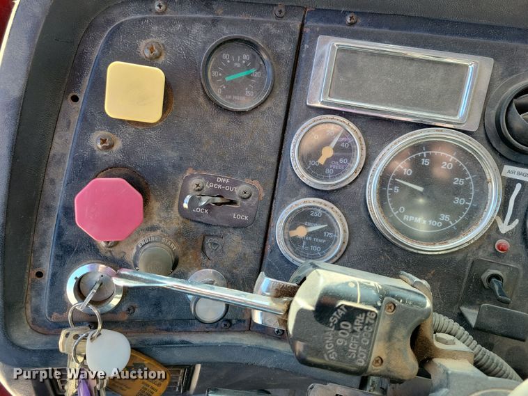 image for item NB9852 1997 Ford L9000 semi truck