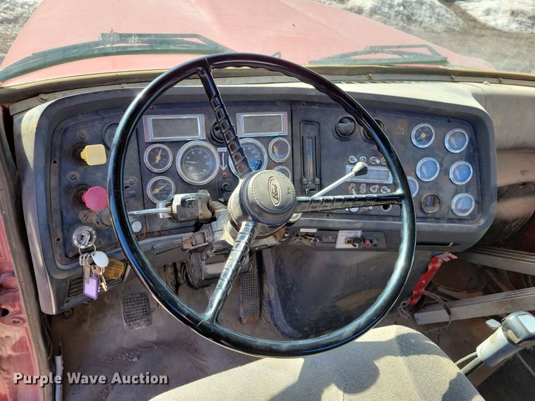 image for item NB9852 1997 Ford L9000 semi truck