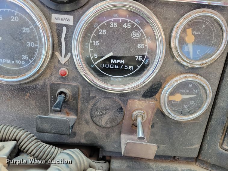 image for item NB9852 1997 Ford L9000 semi truck