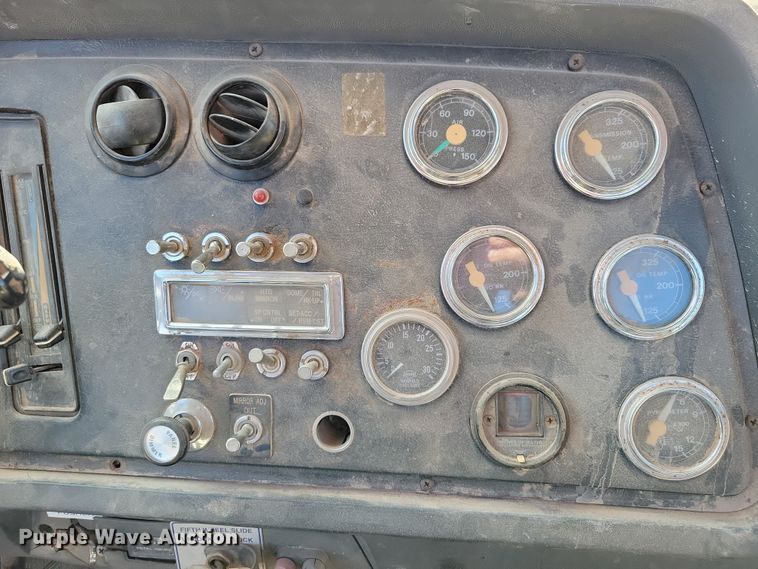 image for item NB9852 1997 Ford L9000 semi truck