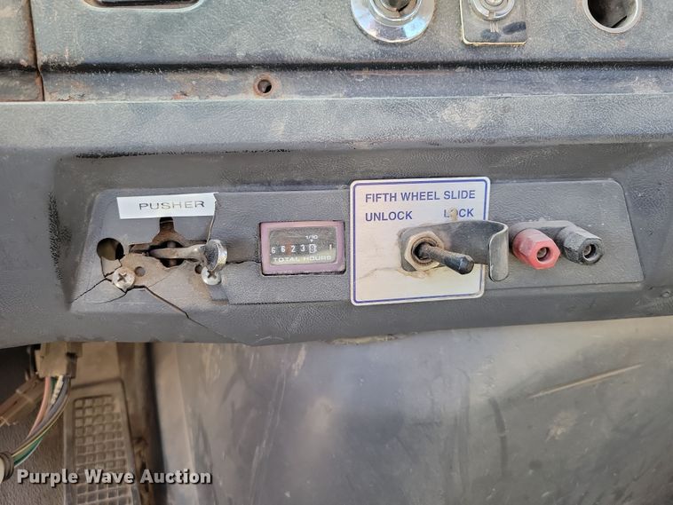 image for item NB9852 1997 Ford L9000 semi truck