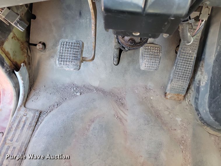 image for item NB9852 1997 Ford L9000 semi truck