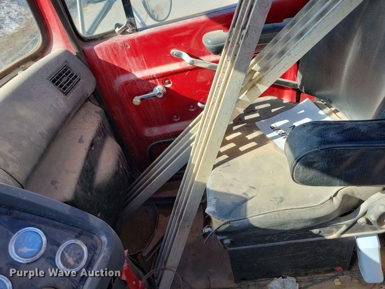 image for item NB9852 1997 Ford L9000 semi truck