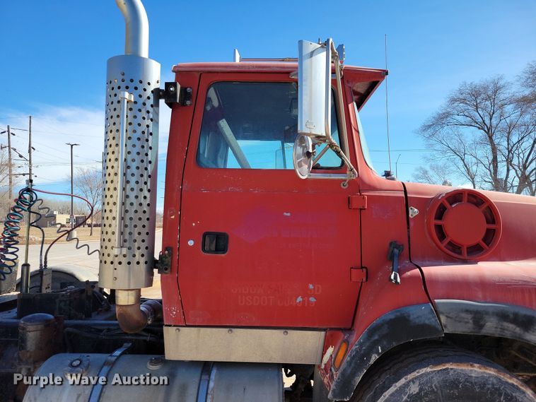 image for item NB9852 1997 Ford L9000 semi truck