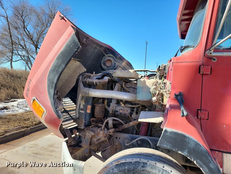 image for item NB9852 1997 Ford L9000 semi truck