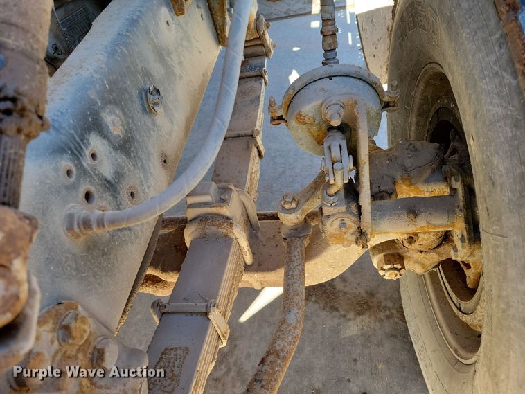 image for item NB9852 1997 Ford L9000 semi truck