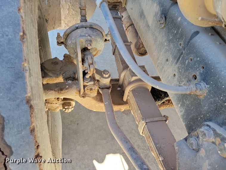 image for item NB9852 1997 Ford L9000 semi truck