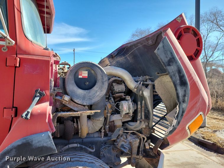 image for item NB9852 1997 Ford L9000 semi truck