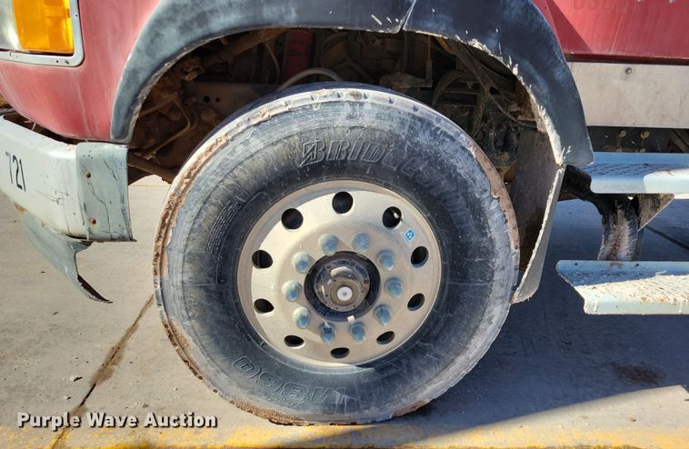 image for item NB9852 1997 Ford L9000 semi truck