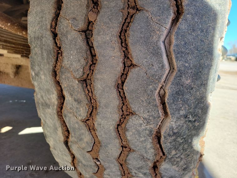 image for item NB9852 1997 Ford L9000 semi truck