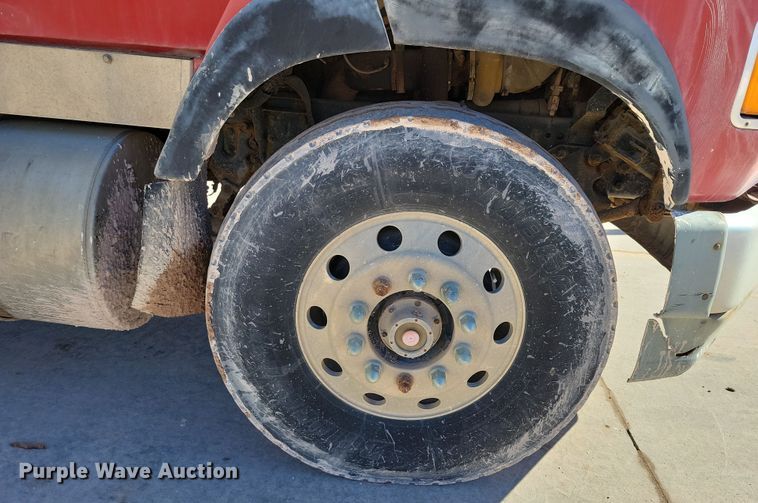 image for item NB9852 1997 Ford L9000 semi truck