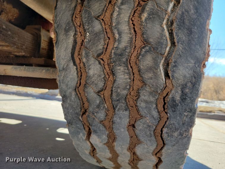 image for item NB9852 1997 Ford L9000 semi truck