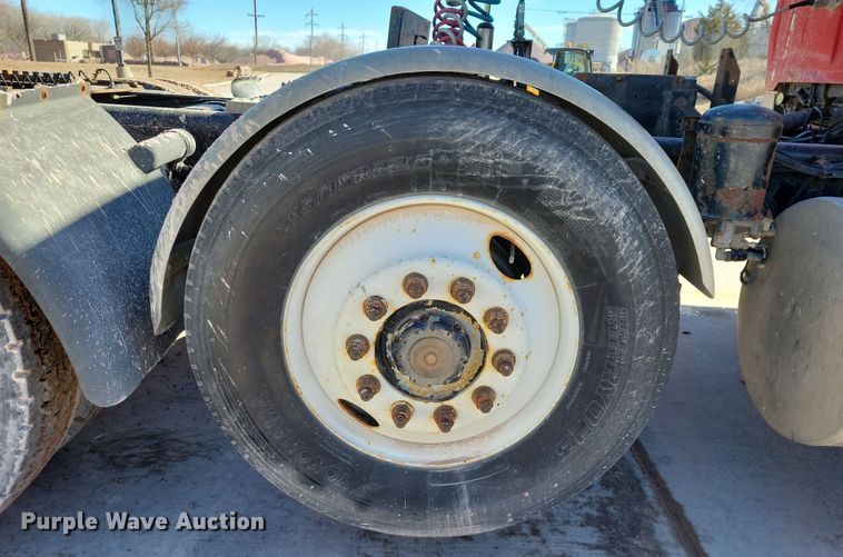 image for item NB9852 1997 Ford L9000 semi truck