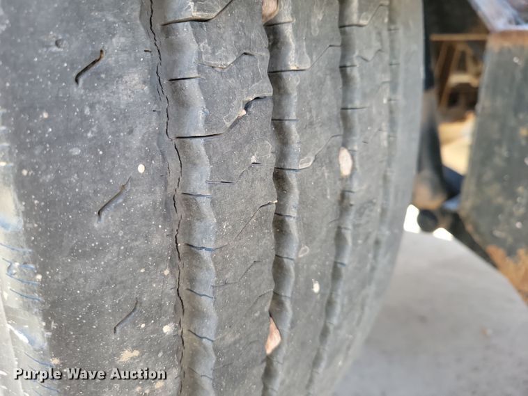 image for item NB9852 1997 Ford L9000 semi truck