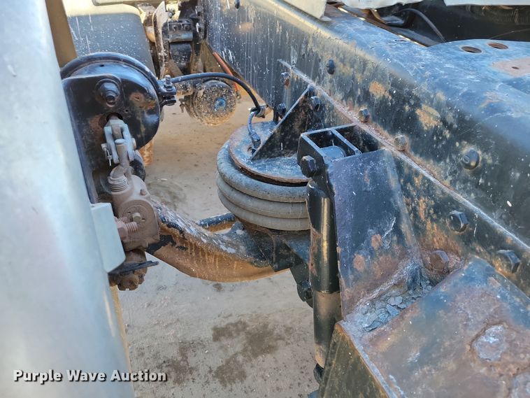 image for item NB9852 1997 Ford L9000 semi truck