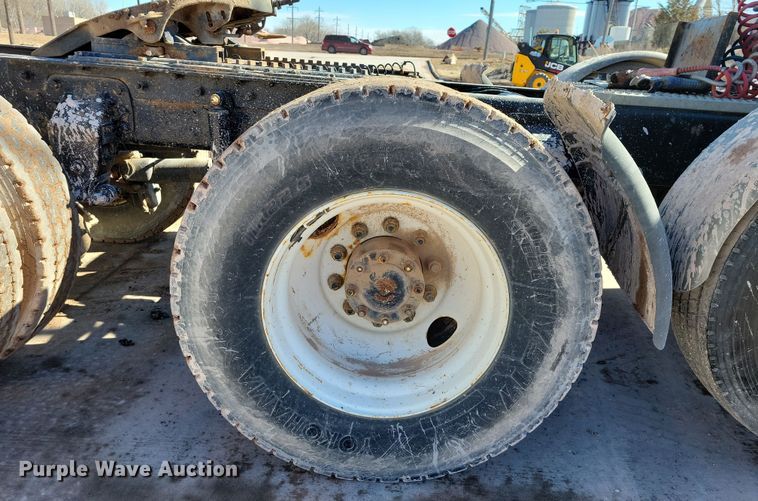 image for item NB9852 1997 Ford L9000 semi truck