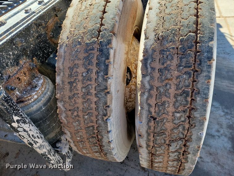 image for item NB9852 1997 Ford L9000 semi truck