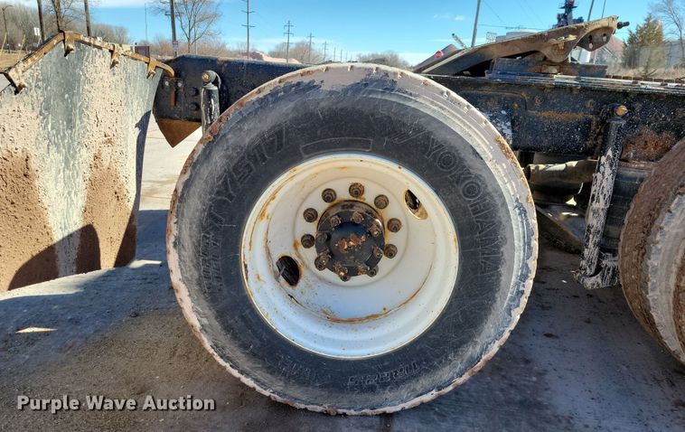 image for item NB9852 1997 Ford L9000 semi truck