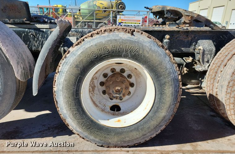 image for item NB9852 1997 Ford L9000 semi truck