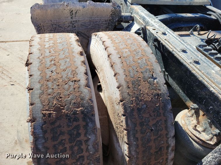 image for item NB9852 1997 Ford L9000 semi truck