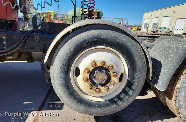 image for item NB9852 1997 Ford L9000 semi truck