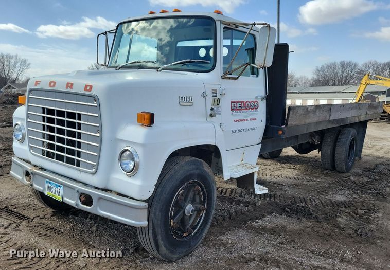 image for item NB9867 1978 Ford 700 flatbed truck