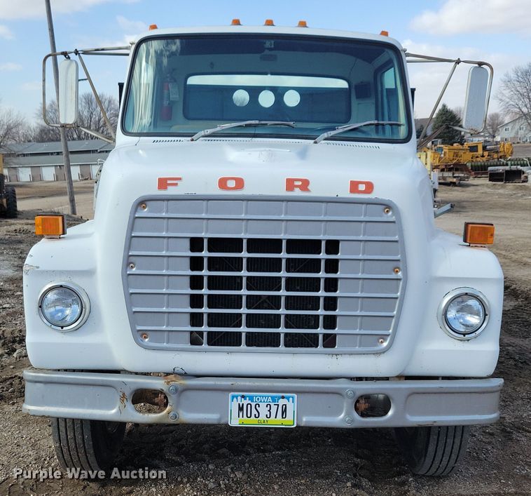 image for item NB9867 1978 Ford 700 flatbed truck