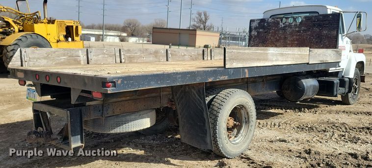 image for item NB9867 1978 Ford 700 flatbed truck