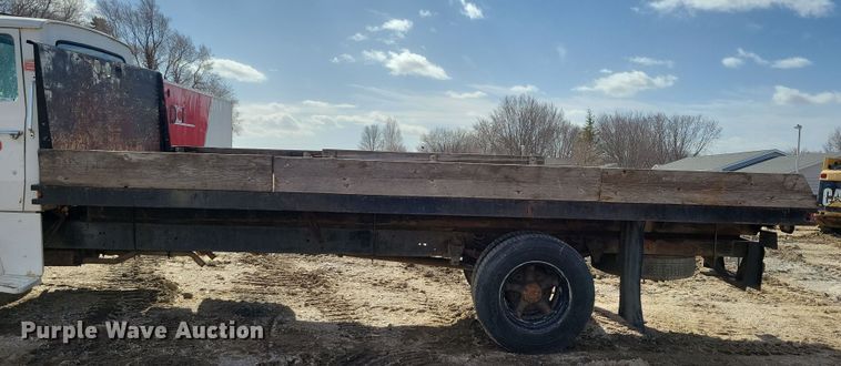 image for item NB9867 1978 Ford 700 flatbed truck