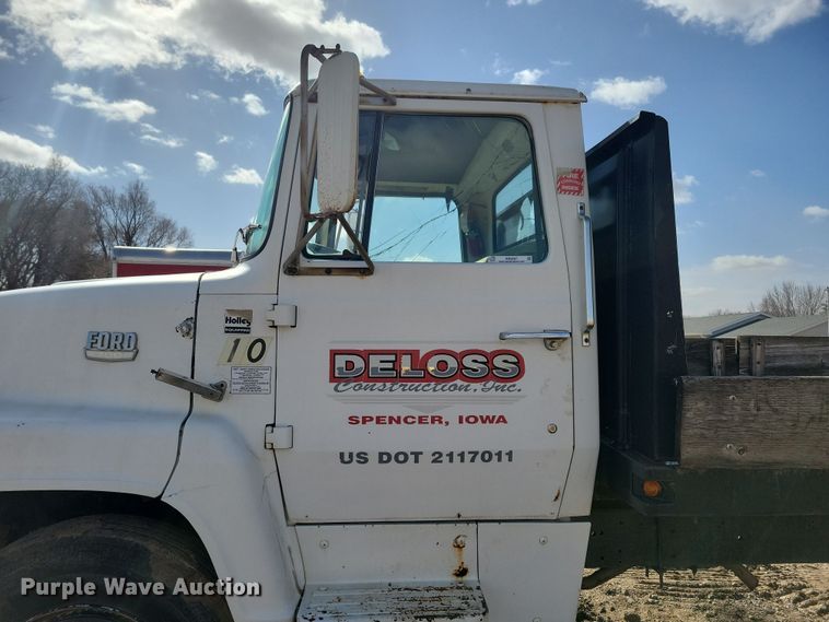 image for item NB9867 1978 Ford 700 flatbed truck