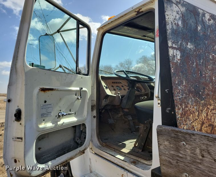 image for item NB9867 1978 Ford 700 flatbed truck