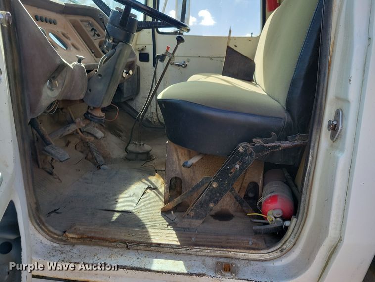 image for item NB9867 1978 Ford 700 flatbed truck