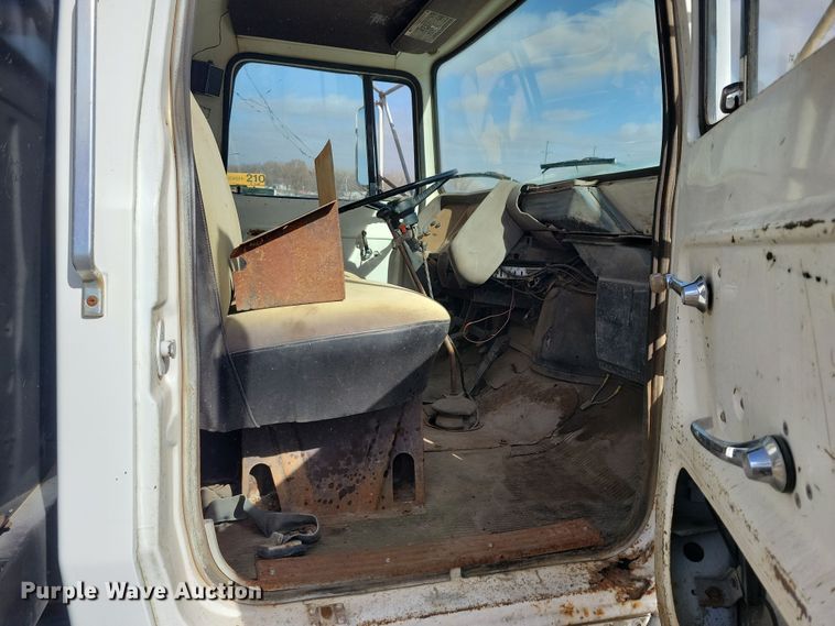 image for item NB9867 1978 Ford 700 flatbed truck