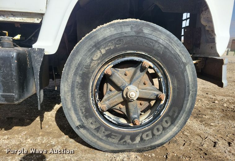 image for item NB9867 1978 Ford 700 flatbed truck