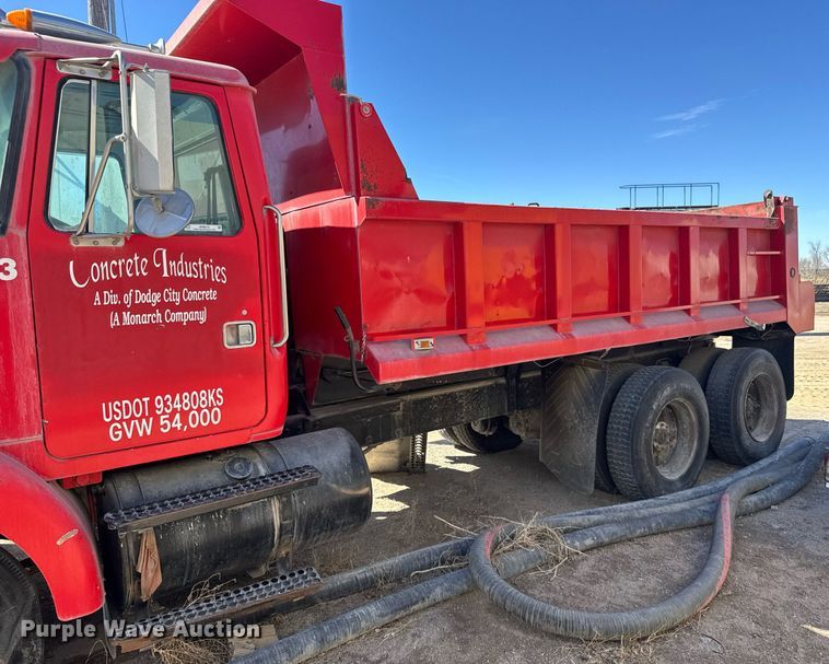 image for item NN9610 1990 White GMC dump truck