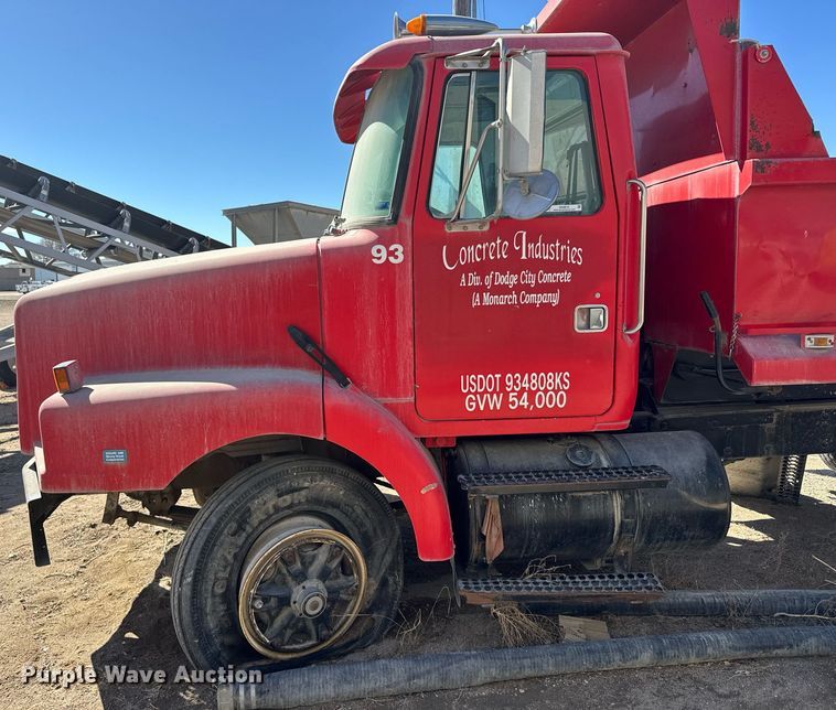 image for item NN9610 1990 White GMC dump truck