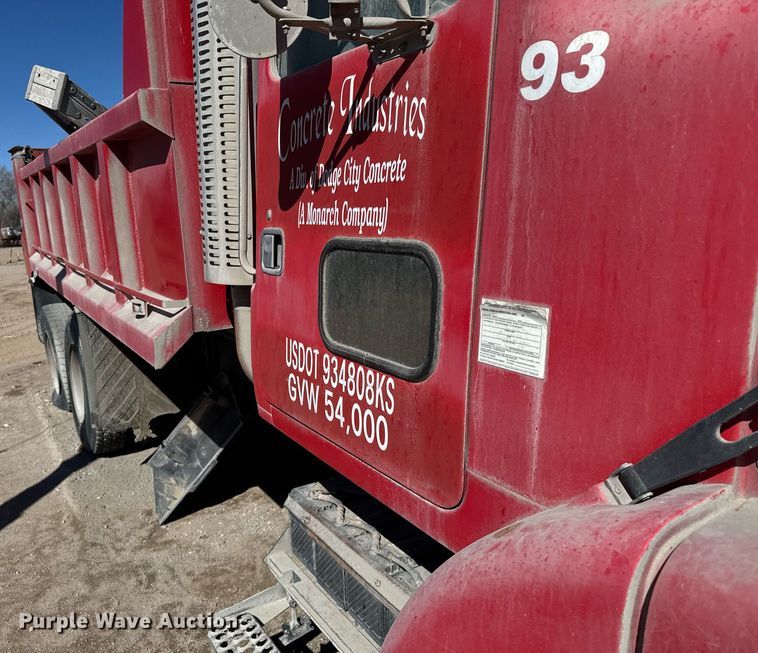 image for item NN9610 1990 White GMC dump truck