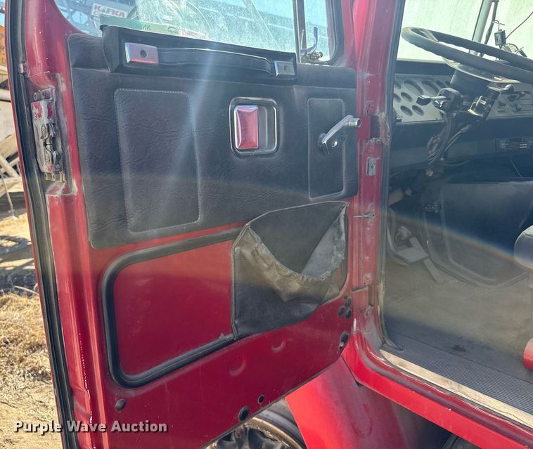 image for item NN9610 1990 White GMC dump truck