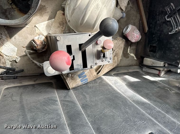 image for item NN9610 1990 White GMC dump truck