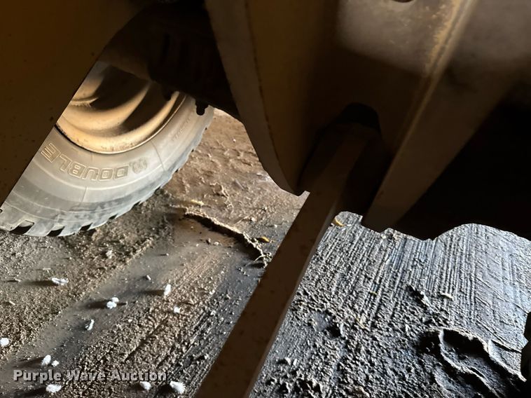 image for item NN9611 1997 John Deere 444H wheel loader