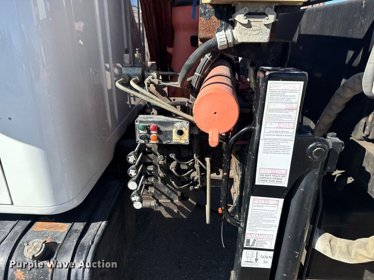 image for item NN9626 1999 International 4700 crane truck