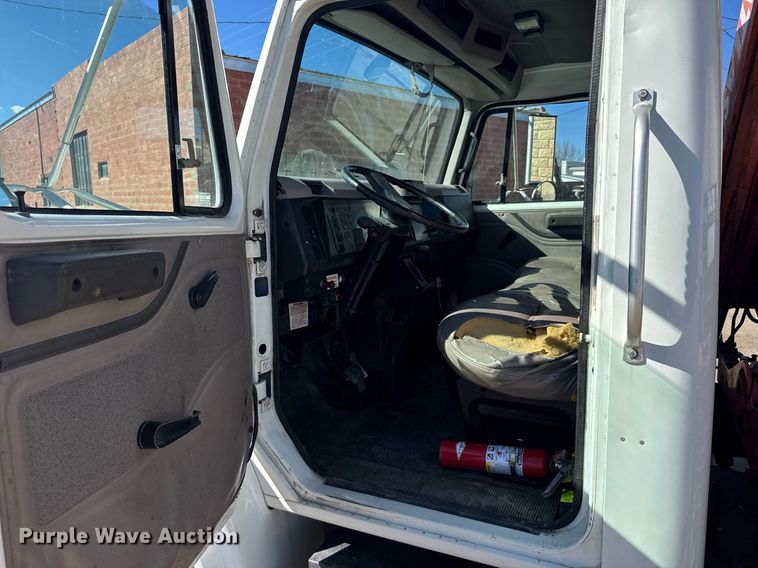 image for item NN9626 1999 International 4700 crane truck