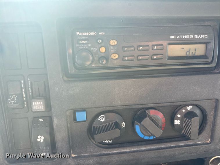 image for item NN9626 1999 International 4700 crane truck